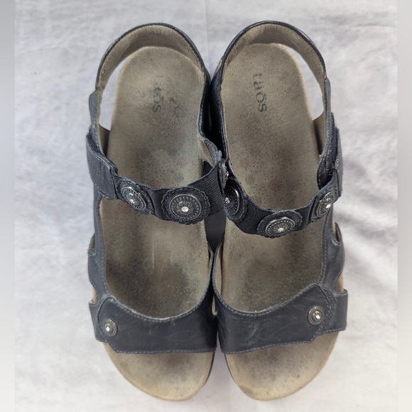 Taos Size 10 Women's Black Sandals Leather With Medallions - Picture 1 of 8